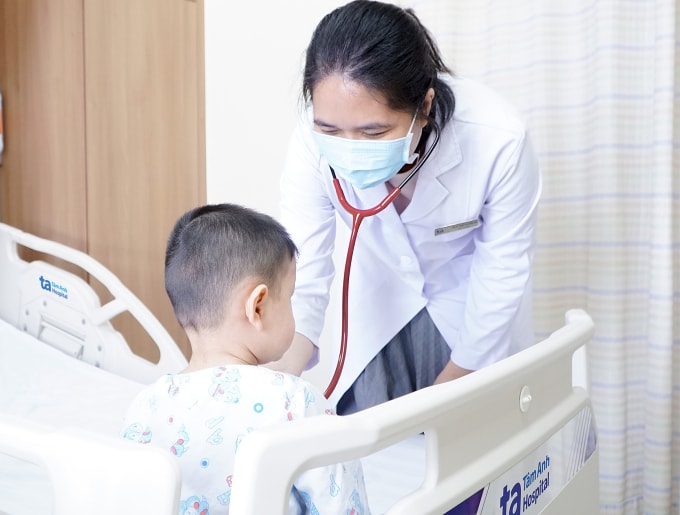Bác sĩ Vân khám cho bé Huy. Ảnh: Bệnh viện Đa khoa Tâm Anh