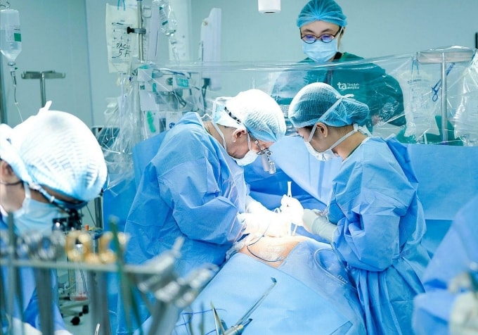Bác sĩ mổ bắc cầu tái thông hệ mạch vành cho bệnh nhân. Ảnh: Thanh Luận