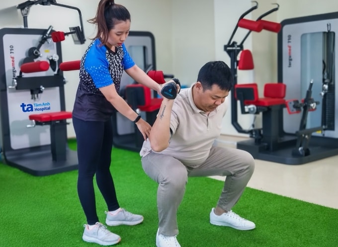 Luyện tập thể thao đúng cách hỗ trợ giảm cân an toàn. Ảnh minh họa: Bệnh viện Đa khoa Tâm Anh