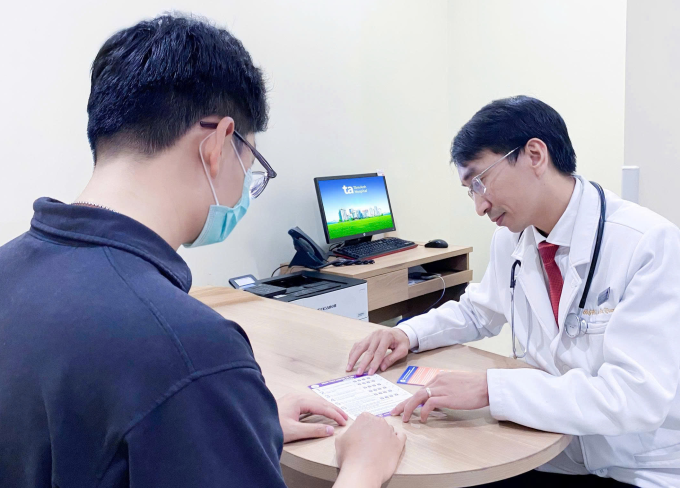 Bác sĩ Trung khám cho người bệnh. Ảnh minh họa: Bệnh viện Đa khoa Tâm Anh