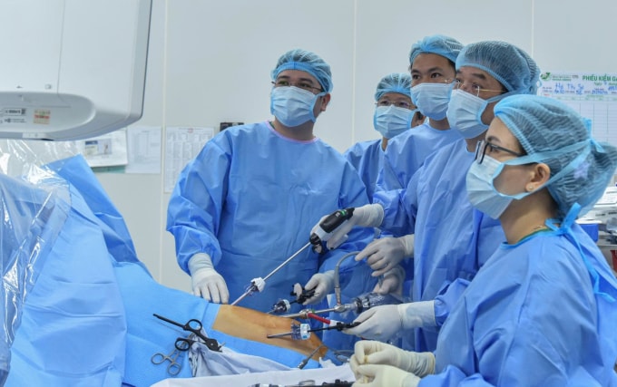 Các y bác sĩ trong ca mổ nội soi lấy gan tại Bệnh viện Quân y 175, ngày 7/11. Ảnh: Bệnh viện cung cấp