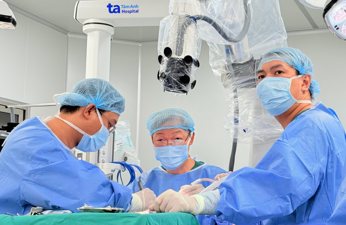 Bác sĩ dùng robot Modus V Synaptive tích hợp AI để loại bỏ khối u não cho bà Hạnh. Ảnh: Bệnh viện Đa khoa Tâm Anh