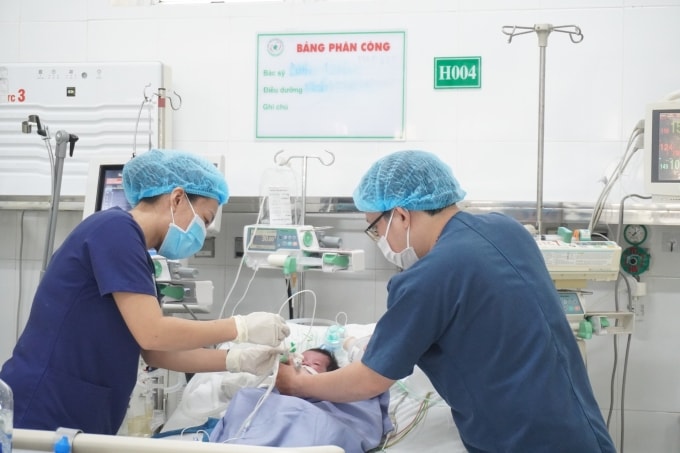 Bệnh viện Nhi đồng Đồng Nai trong tháng 10 ghi nhận nhiều trẻ bị viêm tiểu phế quản, viêm phổi... nặng phải nhập viện điều trị. Ảnh: BVCC
