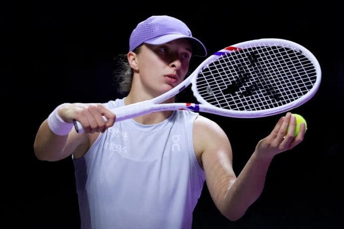 Swiatek giao bóng ở trận gặp Anisimova, trên sân King Saud University, Riyadh, Arab Saudi hôm 6/11. Ảnh: Reuters