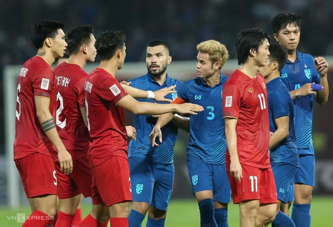 Theerathon Bunmathan (số 3) thi đấu trong trận Thái Lan thắng Việt Nam 1-0 ở lượt về chung kết AFF Cup 2022, trên sân Thammasat, Thái Lan ngày 16/1/2023. Ảnh: Lâm Thỏa