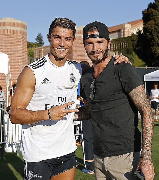 Ronaldo (trái) chụp ảnh cùng Beckham. Cả hai từng chơi cho cùng CLB Man Utd và Real Madrid.