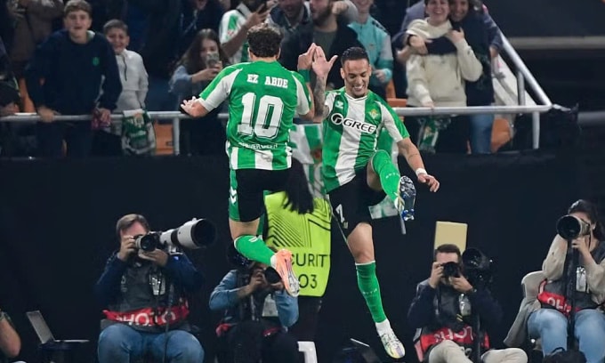 Antony (phải) mừng bàn thắng với Ez Abde trong trận Betis gặp Lyon trên sân Cartuja, thành phố Sevilla, Tây Ban Nha, lượt bốn Europa League tối 6/11/2025. Ảnh: AFP