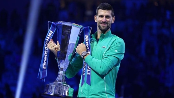 Djokovic nâng cup ATP Finals vào tháng 11/2023 tại Turin, Italy, trở thành kỷ lục gia của giải. Ảnh: Reuters