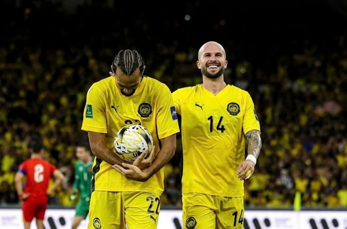 Tiền đạo Joao Figueiredo (phải) trong trận Malaysia thắng Việt Nam 4-0 trên sân Bukit Jalil, thành phố Kuala Lumpur, Malaysia, vòng loại Asian Cup 2027 tối 10/6/2025. Ảnh: FAM