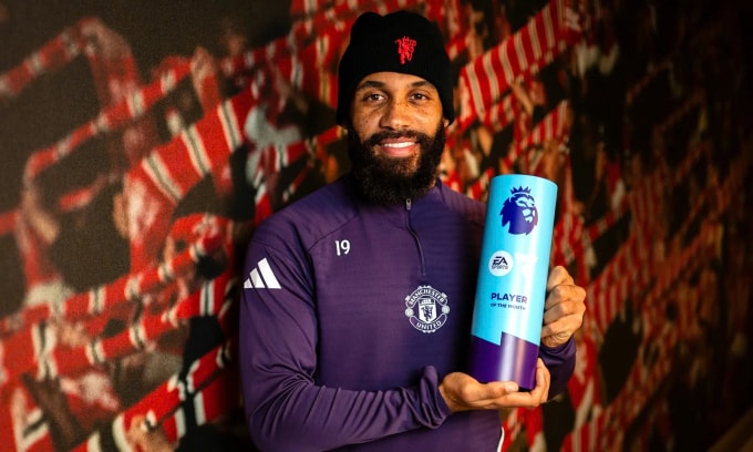 Mbeumo nhận giải thưởng hay nhất tháng 10 ở Ngoại hạng Anh, ngày 7/11/2025. Ảnh: PremierLeague