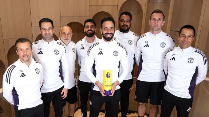 Ruben Amorim và cộng sự với giải thưởng HLV hay nhất tháng 10 Ngoại hạng Anh. Ảnh: PremierLeague