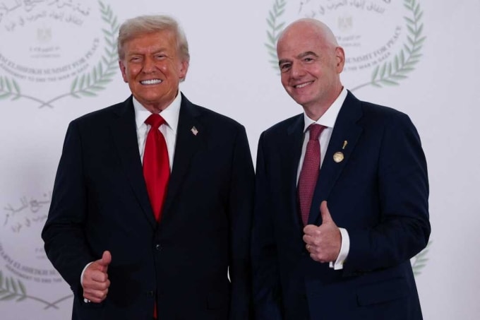 Tổng thống Mỹ, Donald Trump (trái) và Chủ tịch FIFA, Gianni Infantino gặp nhau tại hội nghị ở Ai Cập hôm 13/10. Ảnh: AP