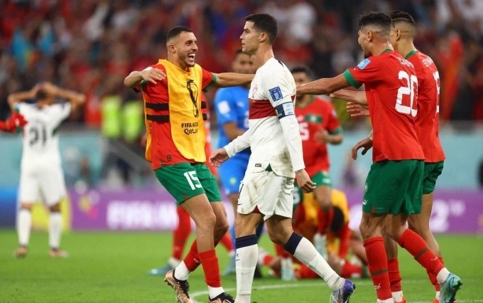Ronaldo thất thần rời sân khi Bồ Đào Nha thất bại trước Morocco ở tứ kết World Cup 2022. Ảnh: Reuters