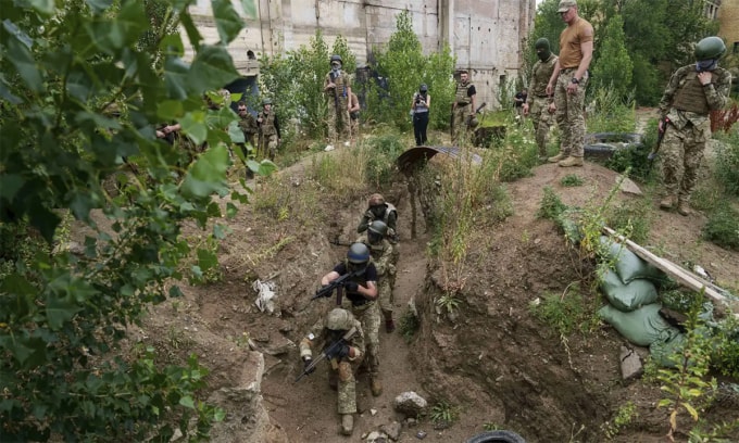 Binh sĩ Ukraine huấn luyện tại thao trường ở tỉnh Kiev ngày 16/7. Ảnh: AP