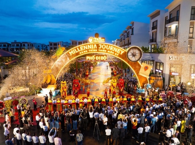 Tuyến phố đi bộ Millennia Journey và Dòng sông Ánh sáng thu hút hàng chục nghìn người mỗi tuần. Ảnh: T&T Group