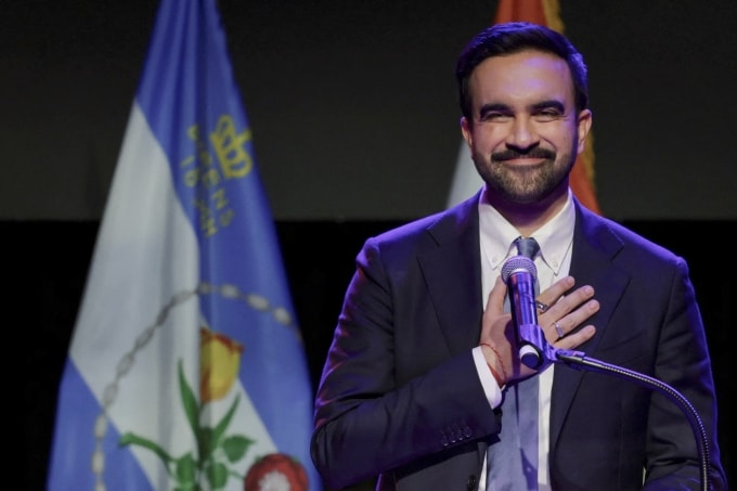 Ông Zohran Mamdani tại một cuộc mít tinh đêm bầu cử ở quận Brooklyn, New York, hôm 4/11. Ảnh: Reuters