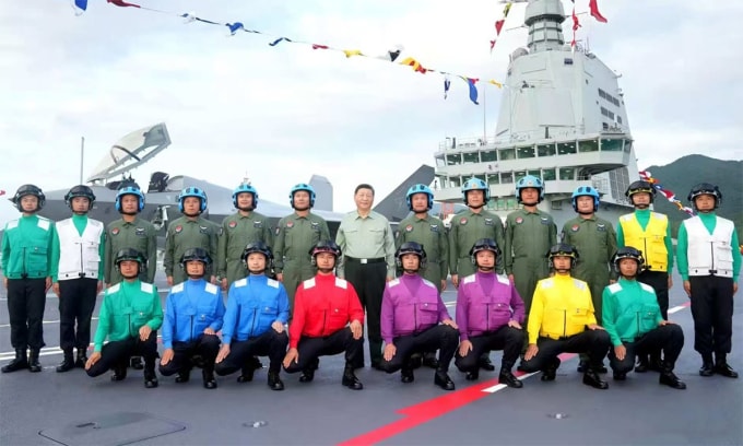 Chủ tịch Trung Quốc Tập Cận Bình cùng các thủy thủ và phi công trên tàu sân bay Phúc Kiến tại Tam Á, Hải Nam ngày 6/11. Ảnh: CCTV