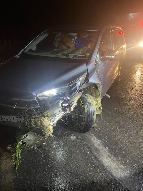 Ôtô của nhóm trộm chó bỏ lại hiện trường. Ảnh: Thái Hà