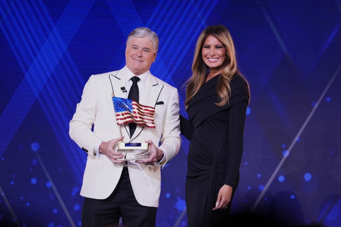 Đệ nhất phu nhân Mỹ Melania Trump trong lễ nhận giải Người yêu nước của năm tại Brookville, New York, hôm 6/11. Ảnh: AP