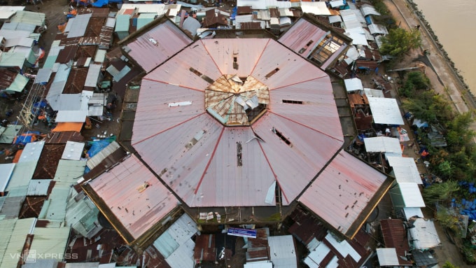 Gió bão khiến chợ Sông Cầu ở tỉnh Đăk Lăk (Phú Yên cũ) và nhiều nhà gần đó hư hỏng. Ảnh: Đình Văn