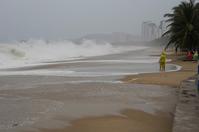 Sảnh lễ tân nhà ở phường Quy Nhơn Đông hư hại do bão. Ảnh: Trần Hoá