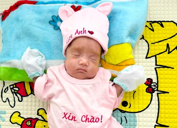 Bé xuất viện khỏe mạnh nặng 2 kg. Ảnh: An Minh