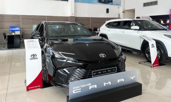 Camry tại một đại lý Toyota ở TP HCM. Ảnh: Thành Nhạn