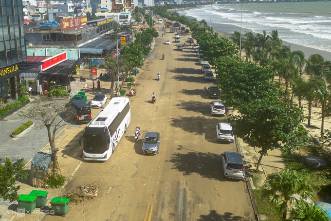 Cát biển phủ kín 3km đường Võ Nguyên Giáp - Hoàng Sa, TP Đà Nẵng, sáng 7/11. Ảnh: Nguyễn Đông