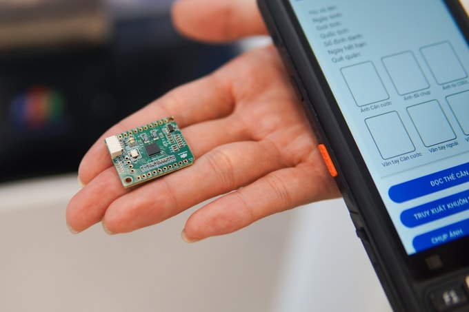 Một mẫu chip bán dẫn do doanh nghiệp Việt phát triển. Ảnh: Lưu Quý
