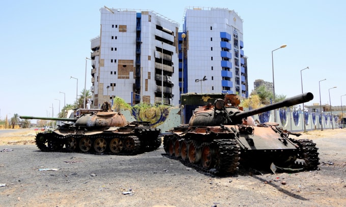 Xác xe tăng trên đường phố thủ đô Khartoum sau giao tranh giữa quân đội Sudan và RSF hồi tháng 4. Ảnh: Reuters