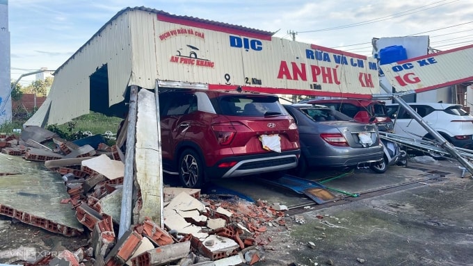 Tiệm gara và quán cà phê ở khu đô thị An Phú Thịnh, phường Quy Nhơn Đông bị gió quật sập, hư hỏng nhiều ôtô và xe máy. Ảnh: Đình Văn