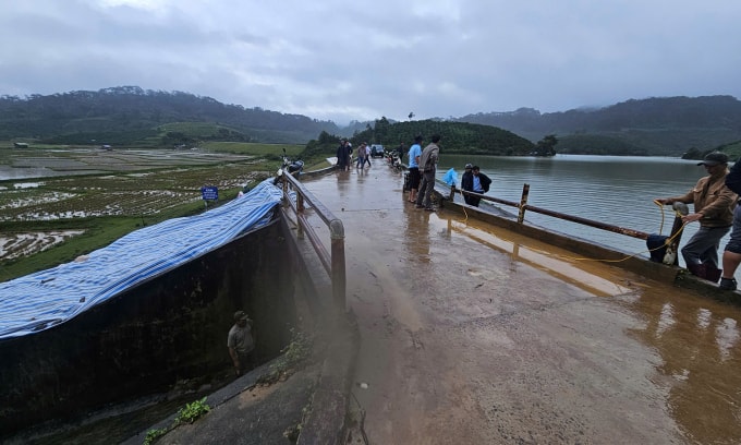 Đập hồ thủy lợi Cay An, nơi xuất hiện vết trượt, nứt. Ảnh: Khánh Hương