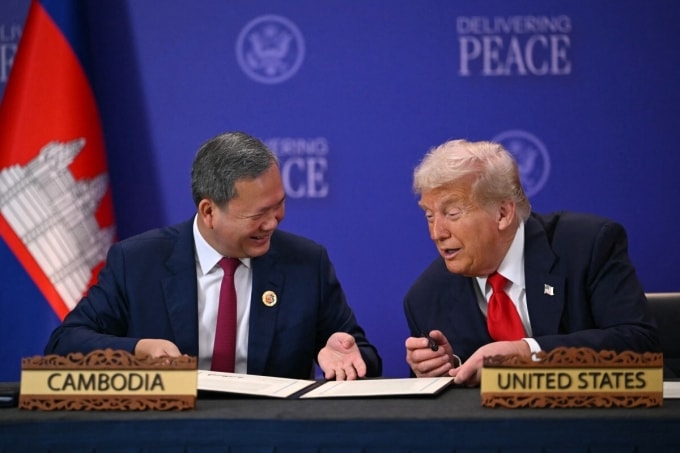 Tổng thống Mỹ Donald Trump (phải) và Thủ tướng Campuchia Hun  Manet tại Malaysia ngày 26/10, ký thỏa thuận củng cố lệnh ngừng bắn tại biên giới Thái Lan - Campuchia. Ảnh: AFP