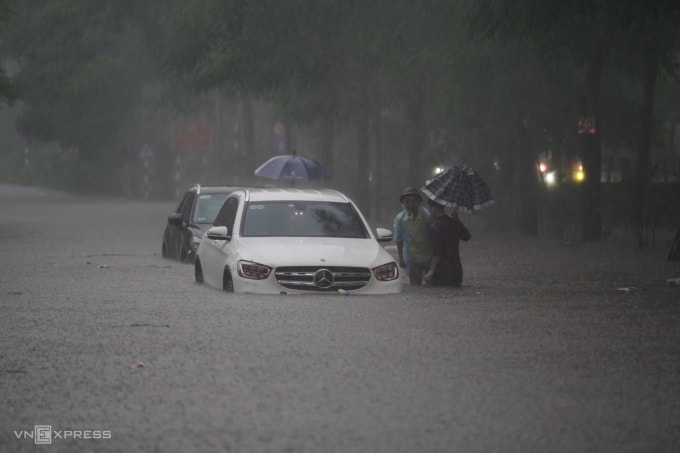 Xe ngập nước trên phố Thái Hà (Hà Nội) vào đầu tháng 10. Ảnh: Hoàng Giang