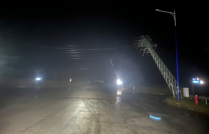 Trụ điện ngã đổ tối 6/11. Ảnh: Ngọc Thạch