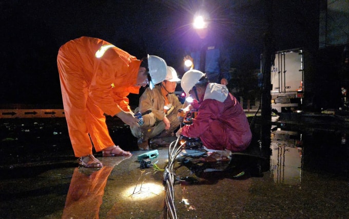 Nhân viên EVNCPC khắc phục sự cố điện tối 6/11. Ảnh: Ngọc Thạch