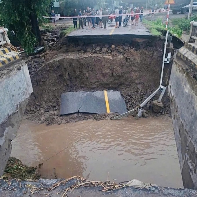 Cầu Đăk Pờ Tó bị xói lở, cuốn trôi mố. Ảnh: Cục Đường bộ VN