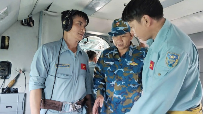 Ê kíp thực hiện tìm các nạn nhân. Ảnh: Quân chủng Phòng không - Không quân cung cấp