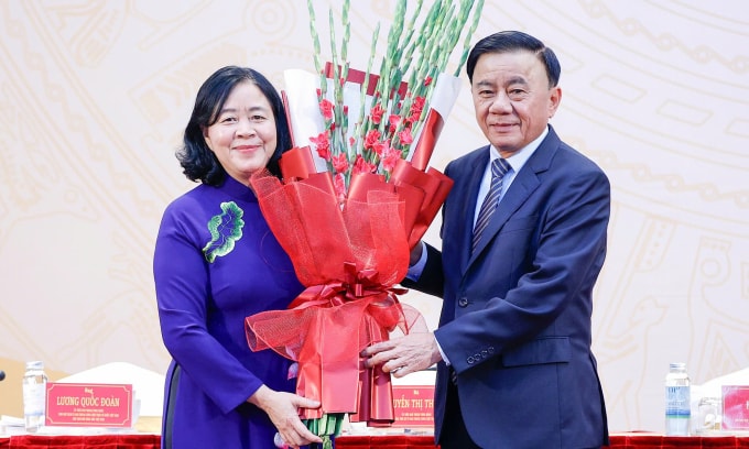 Thường trực Ban Bí thư Trần Cẩm Tú tặng hoa chúc mừng bà Bùi Thị Minh Hoài nhận nhiệm vụ mới. Ảnh: Quang Vinh