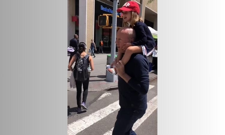 Bruce Willis cõng con gái út Evelyn