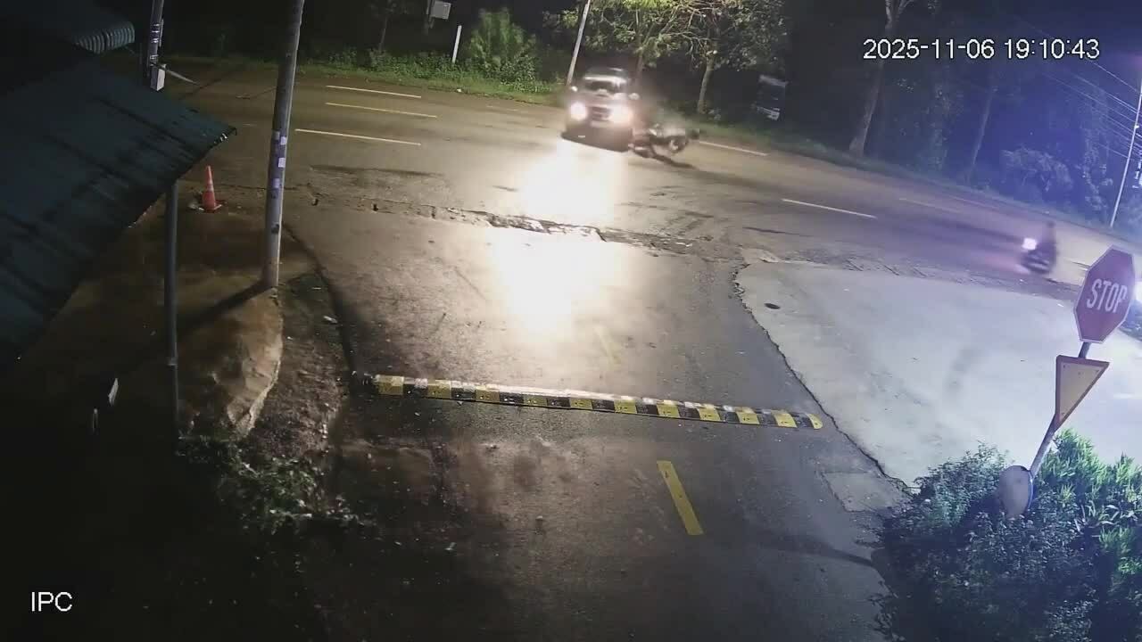 Xe máy lao thẳng vào ôtô đang quay đầu - xe nào sai?