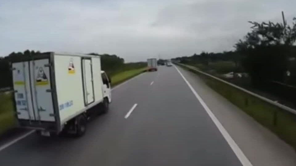 Xe tải tông trúng loạt xe trên cao tốc Hà Nội - Thái Nguyên