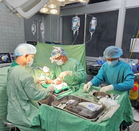 Ẩu đả với hàng xóm, người đàn ông bị chém đứt lìa 2 bàn tay được các bác sĩ nối thành công  - Ảnh 1.