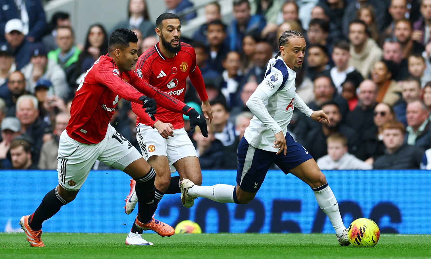 Tottenham đấu với Man Utd trong trận đấu sớm. (Ảnh: Reuters)