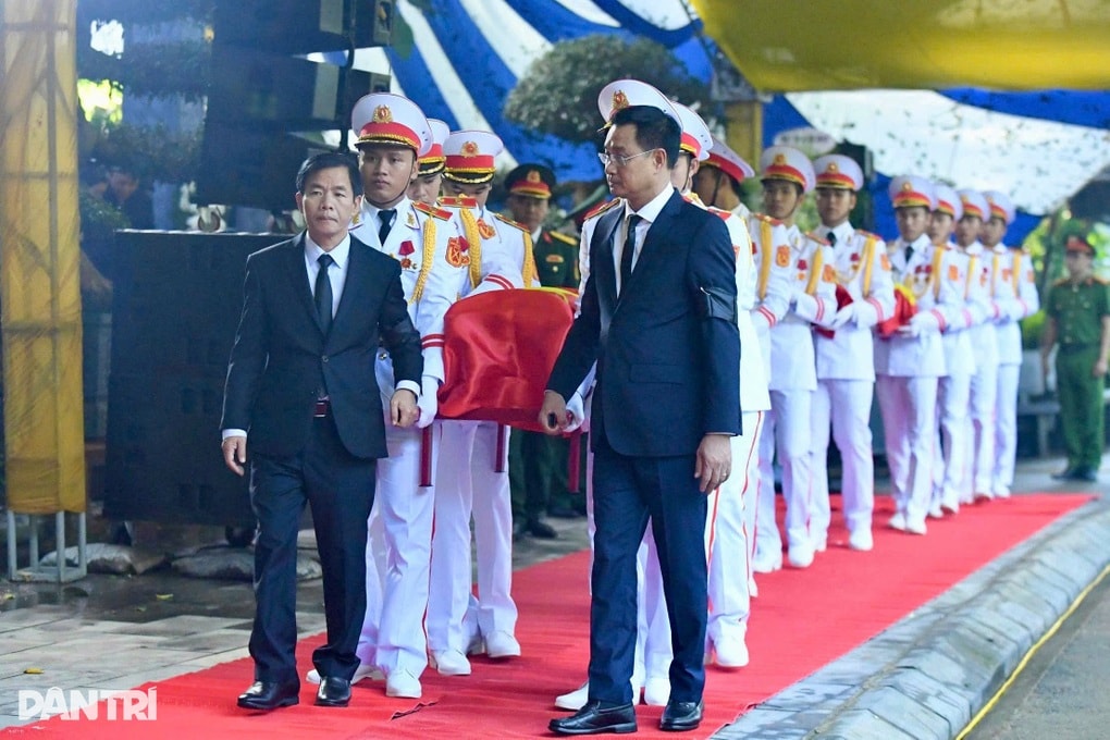 Tìm thấy nhiều phần hài cốt liệt sỹ ở khu vực hang Tám Cô - 2 Tìm thấy nhiều phần hài cốt liệt sỹ ở khu vực hang Tám Cô - 2