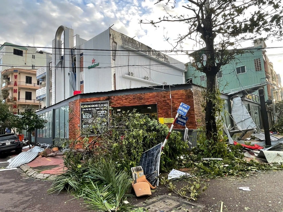 Chủ nhà hàng ở Quy Nhơn lạc giọng vì mất trắng 4 tỷ đồng sau bão Kalmaegi - 1 Chủ nhà hàng ở Quy Nhơn lạc giọng vì mất trắng 4 tỷ đồng sau bão Kalmaegi - 1