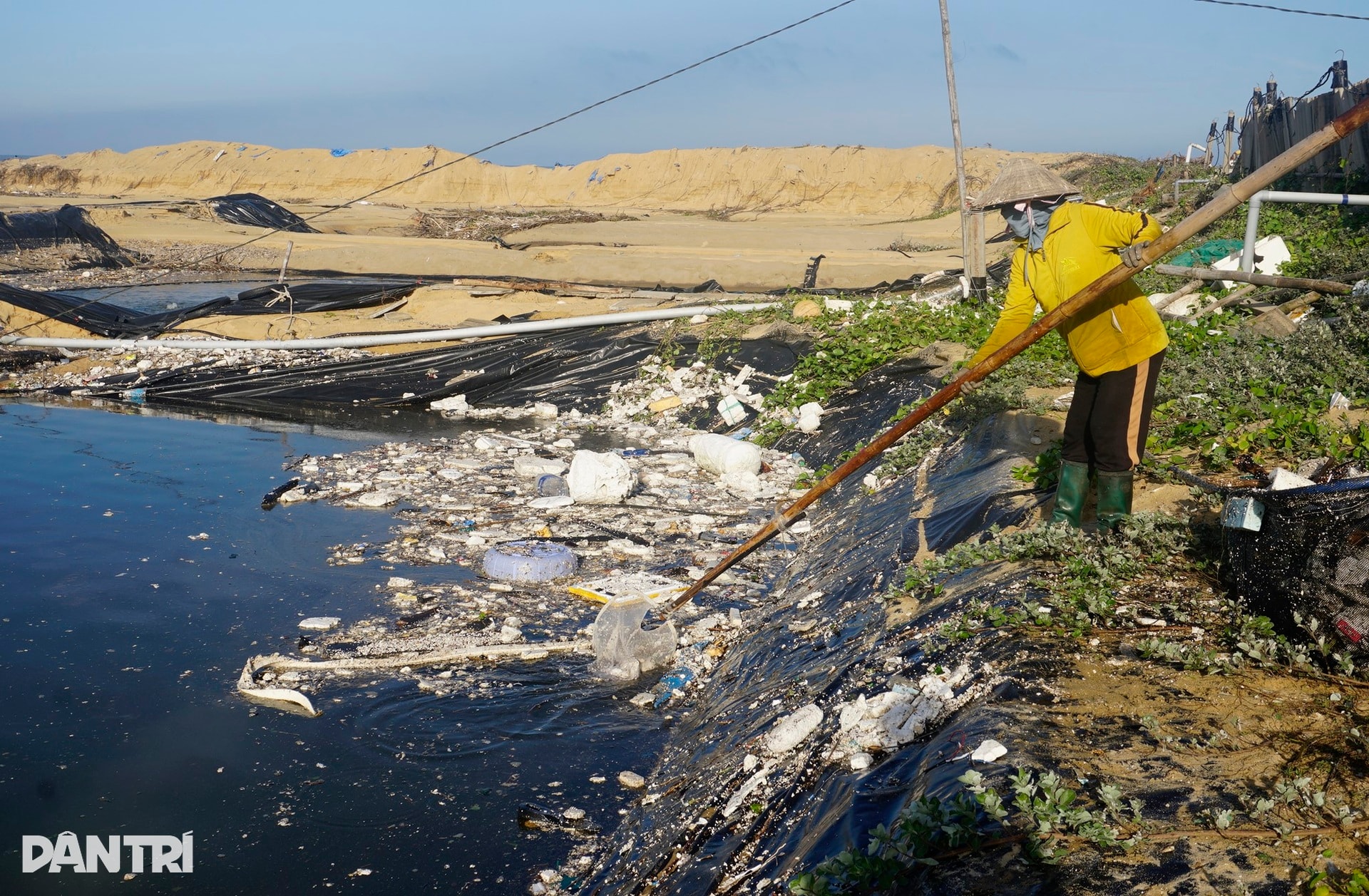 Ngư dân thất thần sau bão Kalmaegi: Trắng tay rồi, tan nát hết! - 12 Ngư dân thất thần sau bão Kalmaegi: Trắng tay rồi, tan nát hết! - 12