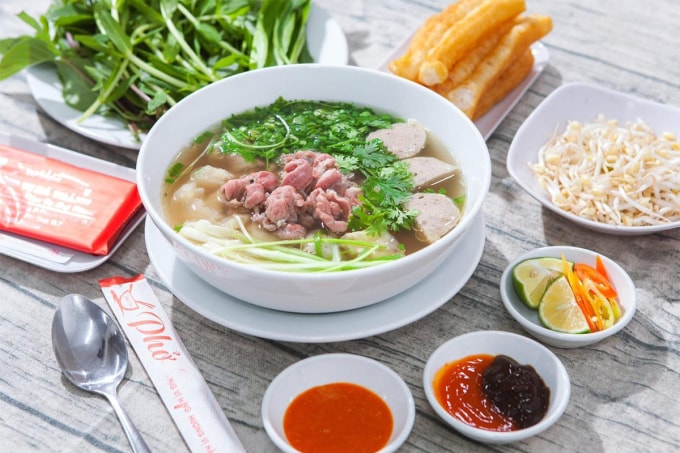 Phở Sài Gòn với bò viên, rau thơm, giá, sốt chua ngọt. Ảnh: Phở Vụ