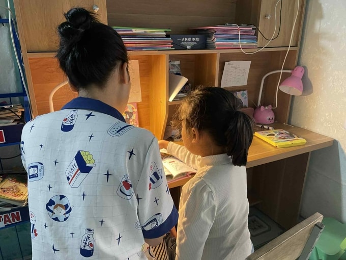 Một phụ huynh ở Thanh Hóa dạy con học bài, hôm 5/11. Ảnh: Lê Phạm Hà My