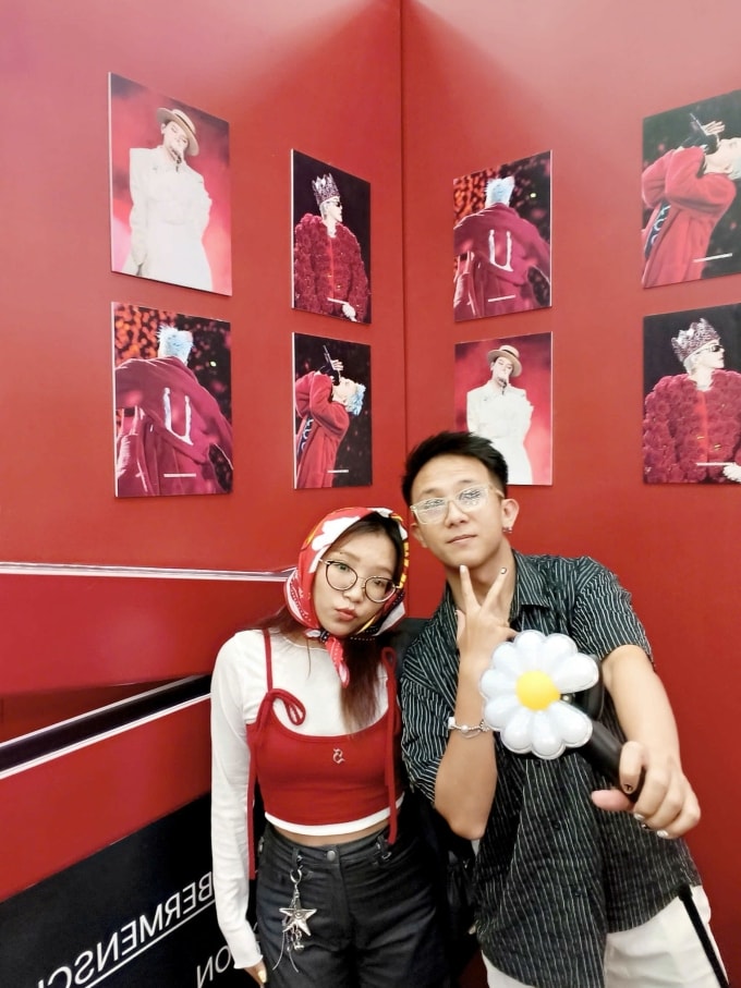 Hoài Phương và Diệp Vân check-in tại khu vực booth của fan. Ảnh: Nhân vật cung cấp